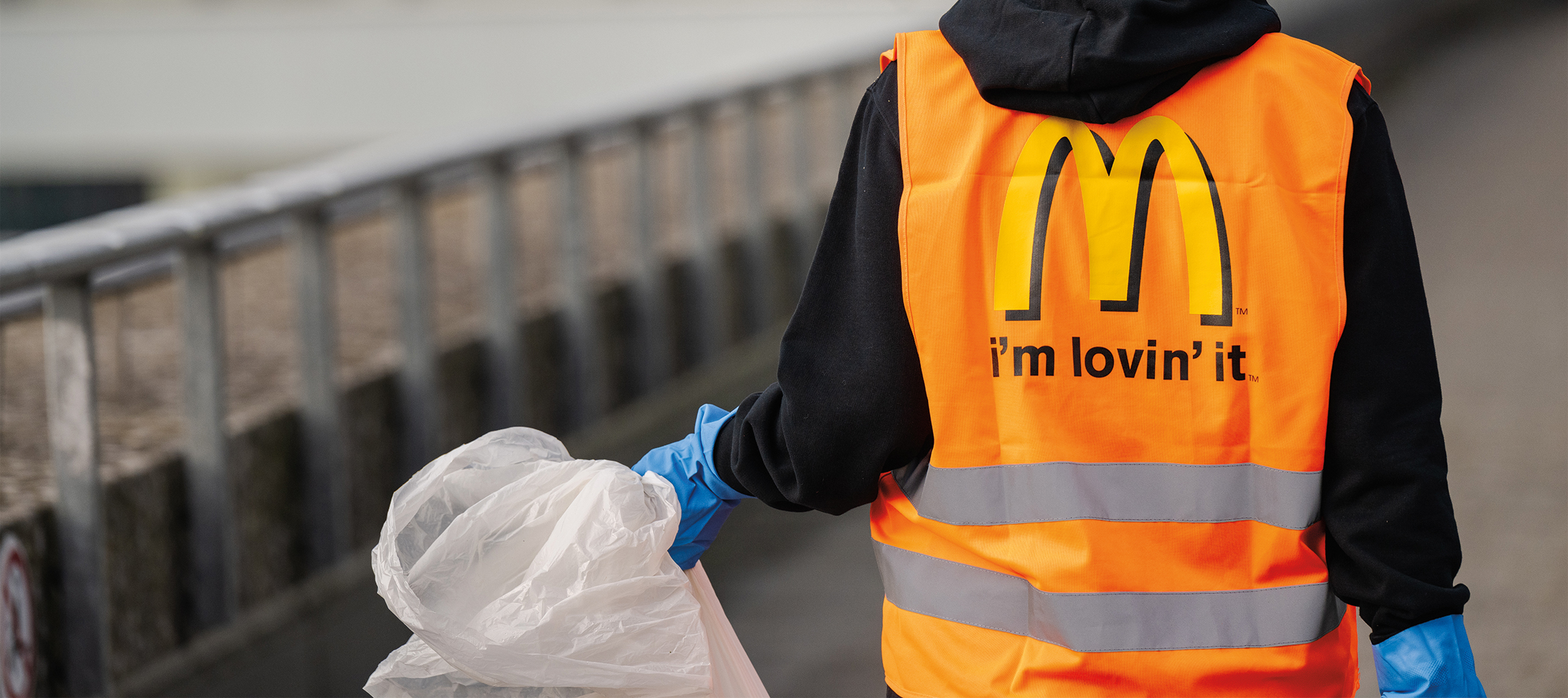  McDonalds Clean Up Day Mitarbeiterin