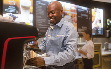 Bild eines Barista in einem McCafé