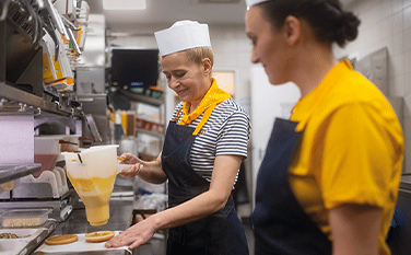 Zwei Mitarbeiterinnen in einer McDonalds-Küche