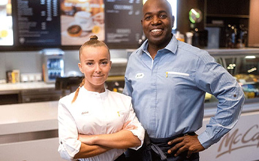 Abbildung einer Auszubildenen in einem McDonald's-Restaurant