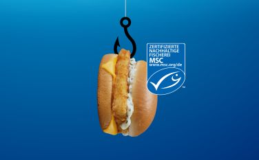 Ein Filet-o-Fish an einer Angel neben dem MSC-Logo