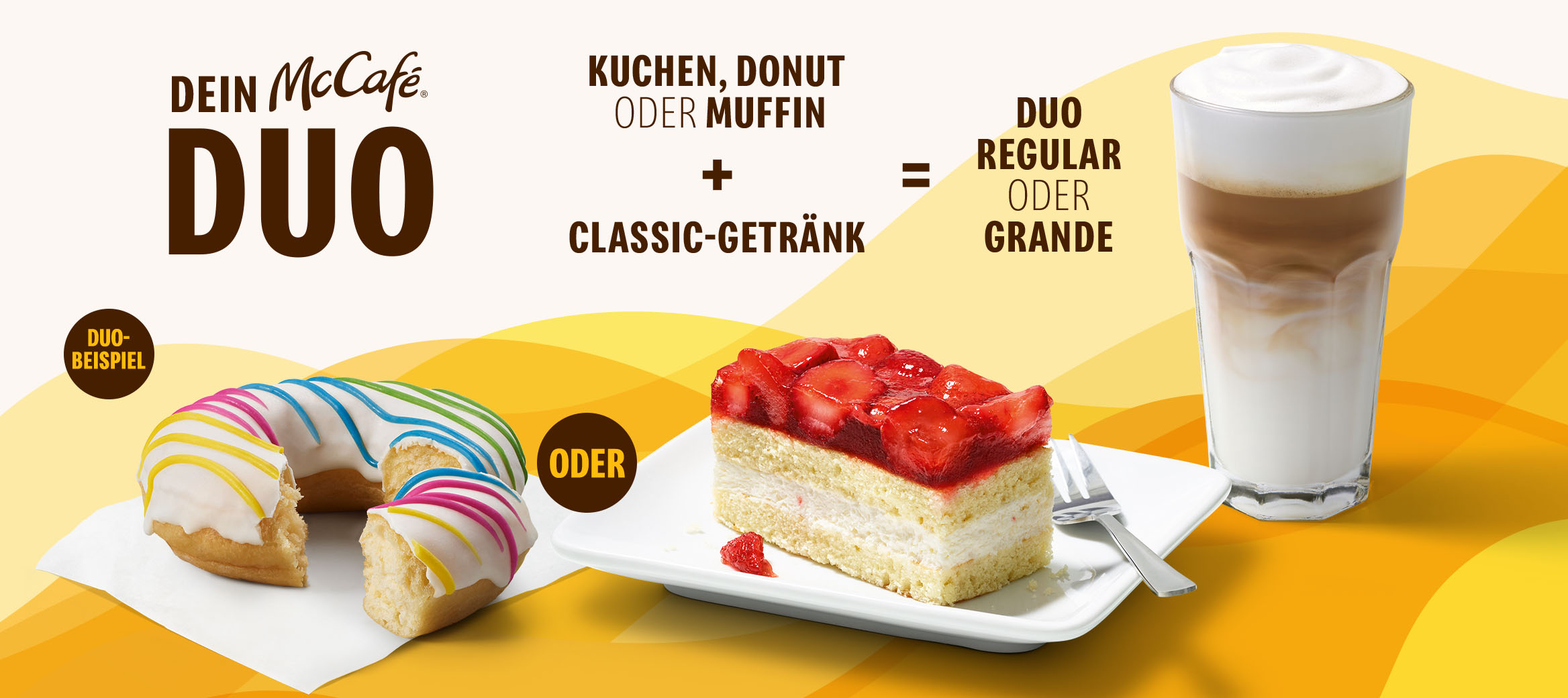 Mechanik des McCafé® DUOs. Kuchen oder Donut oder Muffin plus Classic-Getränk sind dein McCafé® DUO. Im Vordergrund ein Rainbow Donut und ein Erdbeerkuchen sowie ein Latte Macchiato.