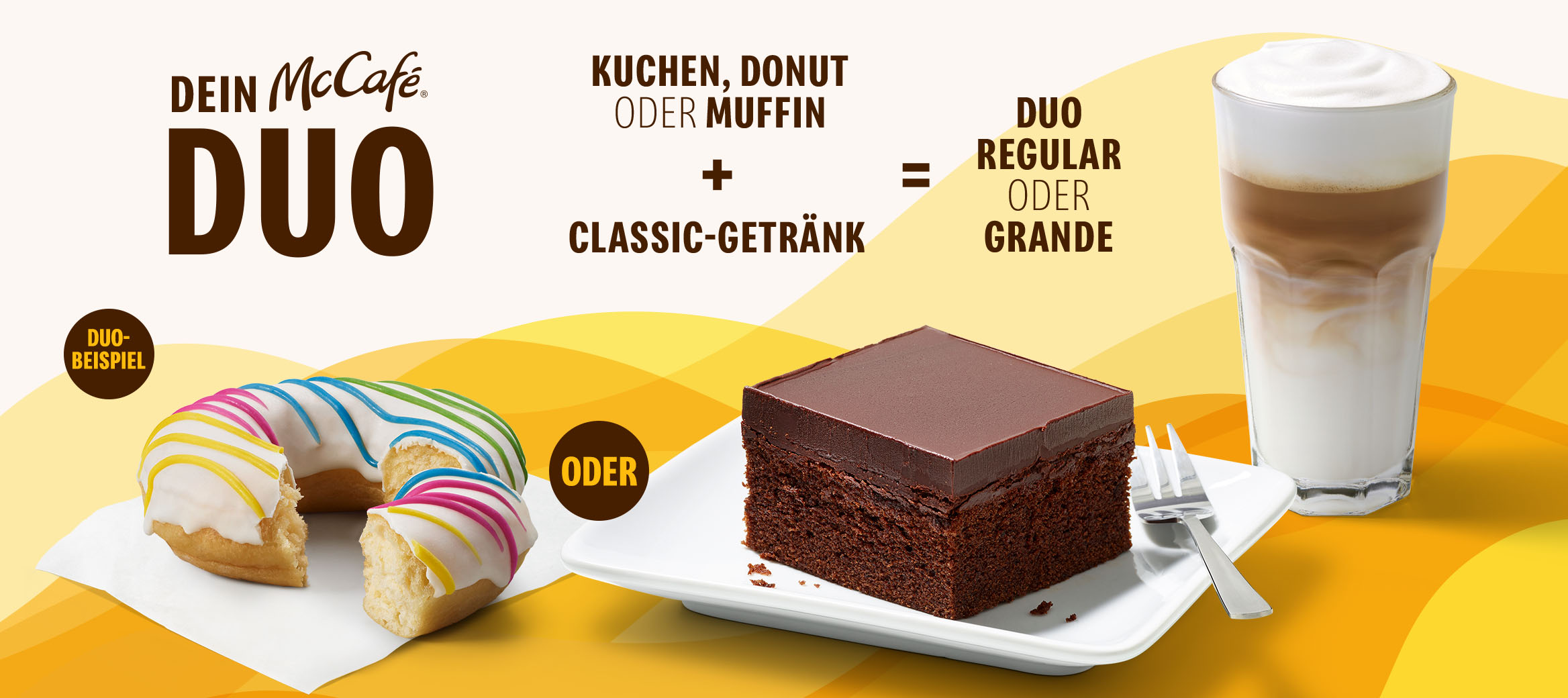 Mechanik des McCafé® DUOs. Kuchen oder Donut oder Muffin plus Classic-Getränk sind dein McCafé® DUO. Im Vordergrund ein Rainbow Donut und ein Erdbeerkuchen sowie ein Latte Macchiato.