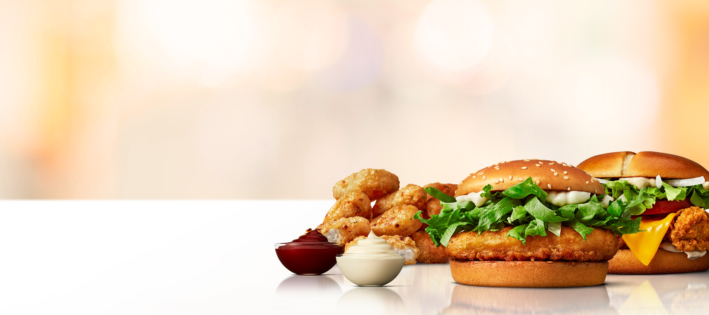 Mcchicken, McCrispy Deluxe och Spicy Chicken McNuggets tillsammans med dipsåser