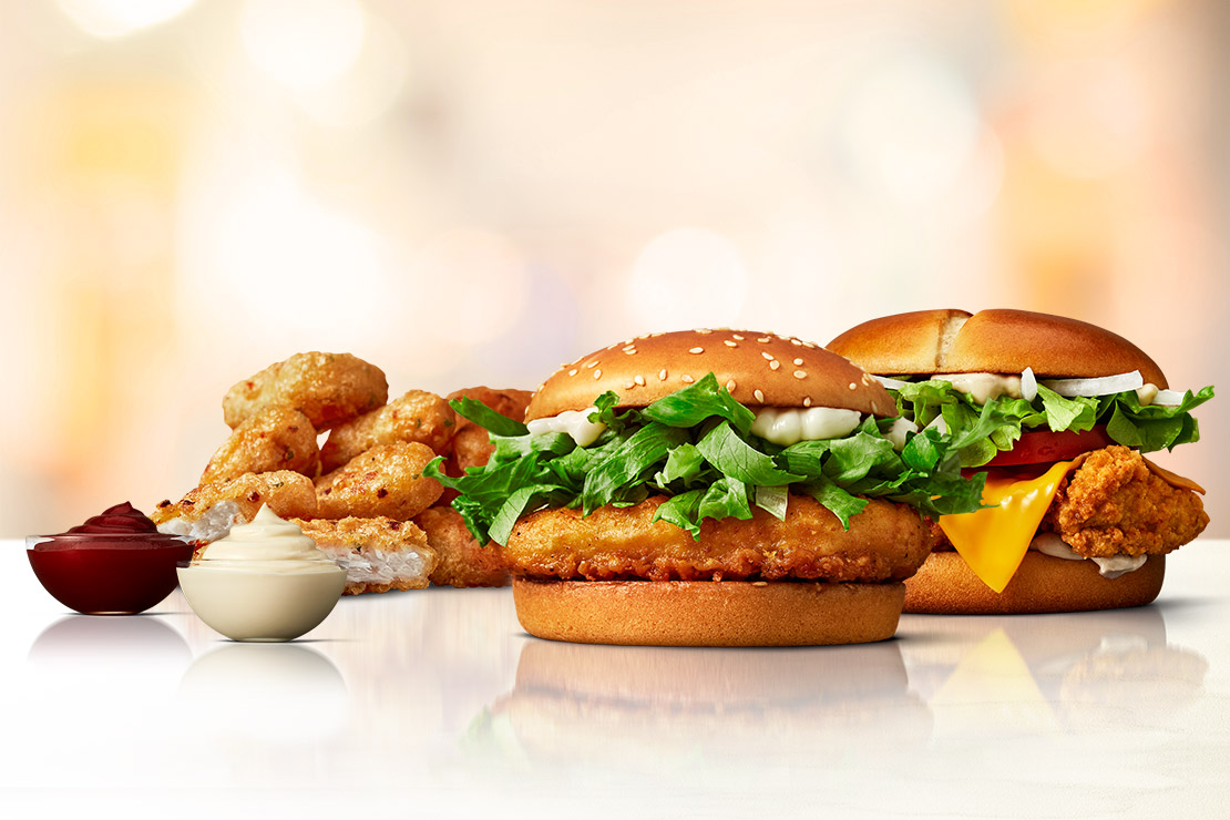 Mcchicken, McCrispy Deluxe och Spicy Chicken McNuggets tillsammans med dipsåser