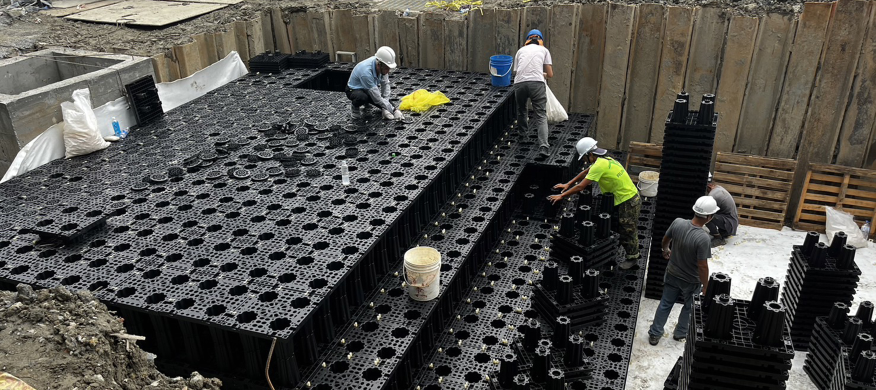 雨水積磚 使用以回收塑料製成的「雨水積磚」，取代混凝土打造雨水貯集滯洪系統，不僅減少碳排、分擔區域淹水風險、水資源並可再利用於澆灌等用途。