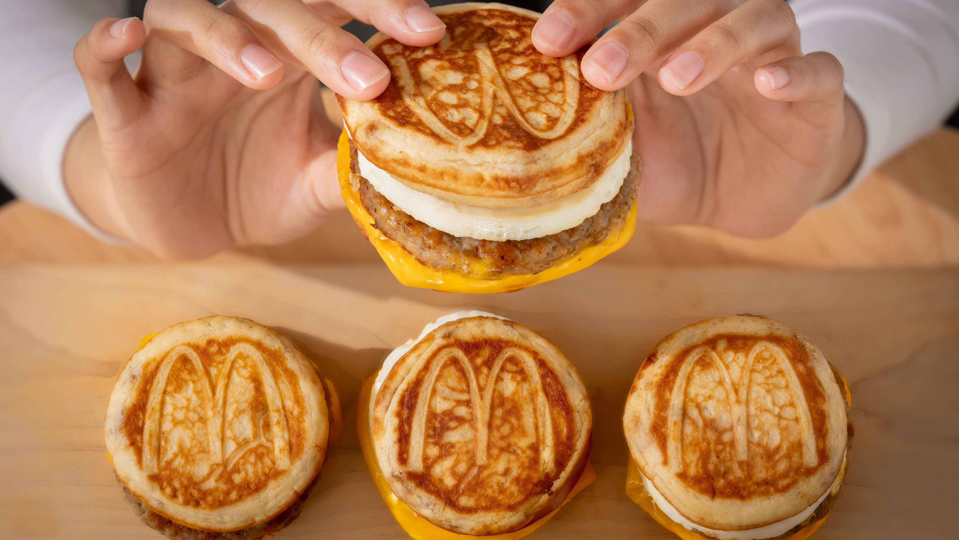 免出國、在台灣就吃得到！神級早餐McGriddles「厚鬆餅堡系列」限定登場