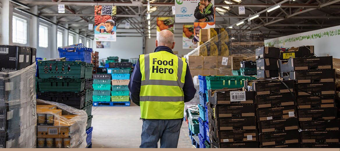 Vicky Pattison and Pete Wicks pushing a trolley with food donations.